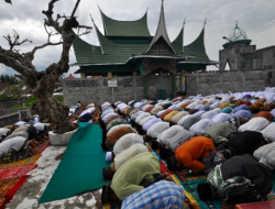 Bisakah Memejamkan Mata Ketika Shalat ?