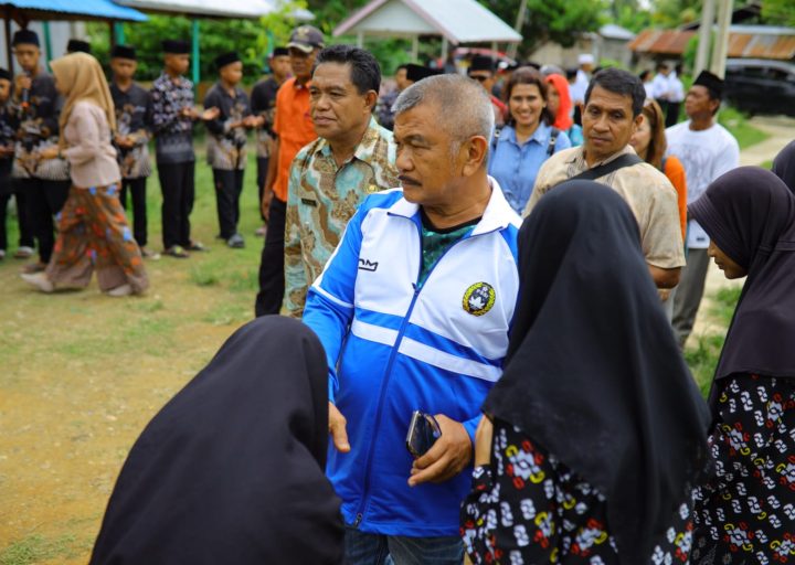 Ke Ponpes Qadimul Quran, Bupati Samsurizal Serahkan Bantuan Alat Gateball
