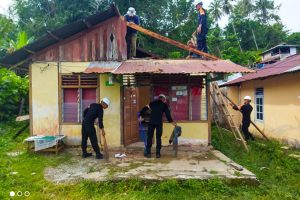 Sigap, Brimob Poso Bantu Korban Puting Beliung