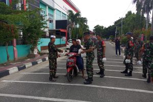 TNI AD Kodim 1306 Berbagi Takjil Kepada Warga Muslim di Parigi Saat Jelang Berbuka Puasa