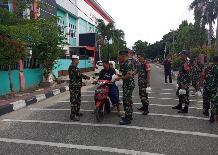 TNI AD Kodim 1306 Berbagi Takjil Kepada Warga Muslim di Parigi Saat Jelang Berbuka Puasa