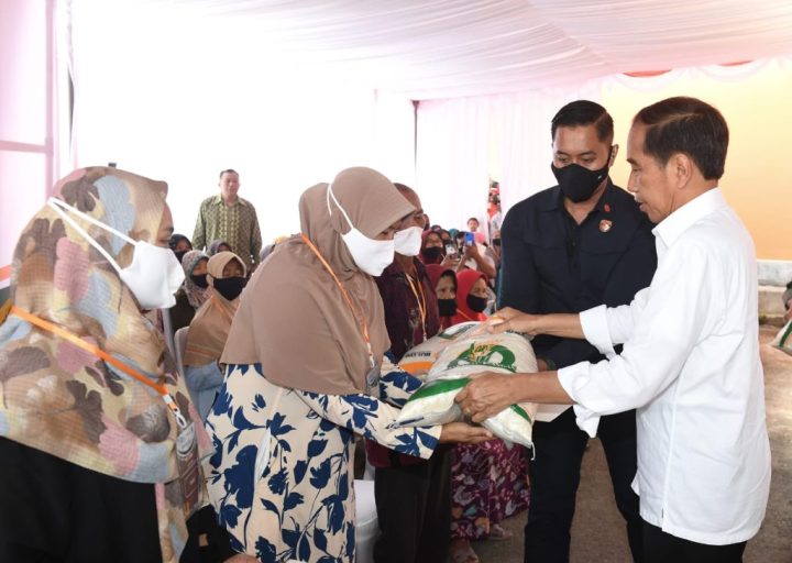 Presiden Luncurkan Kegiatan Penyaluran Cadangan Beras Bantuan Pangan 2023