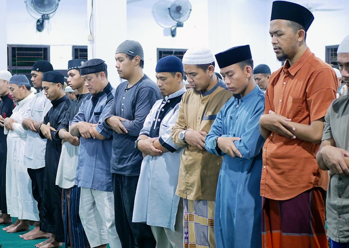 Hukum Menutup Mata Saat Shalat