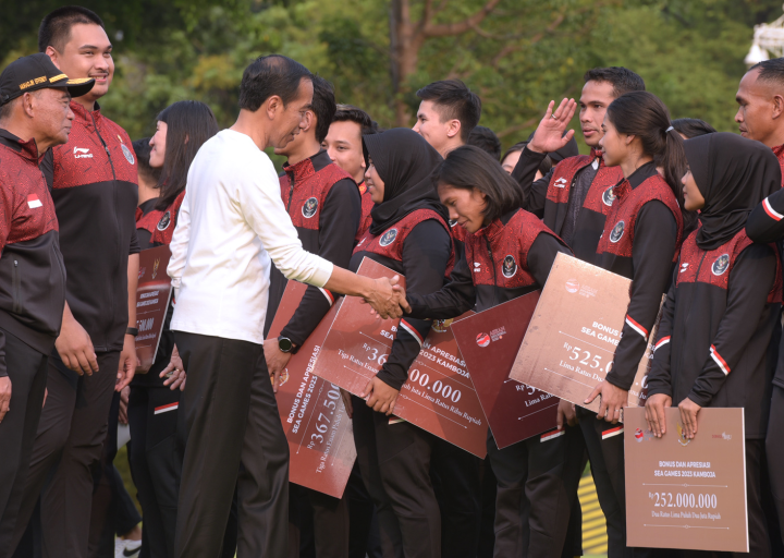 Presiden Jokowi Serahkan Bonus Kepada Para Atlet SEA Games Berprestasi