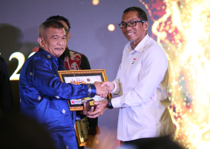 Bupati Samsurizal Terima Golden Award SIWO PWI Pusat  Tahun 2023