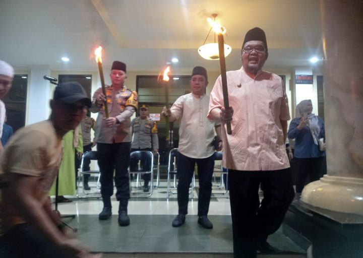 Pj Bupati Parimo Resmi Melepas Pawai Obor Menyambut Ramadhan 1445 Hijriah