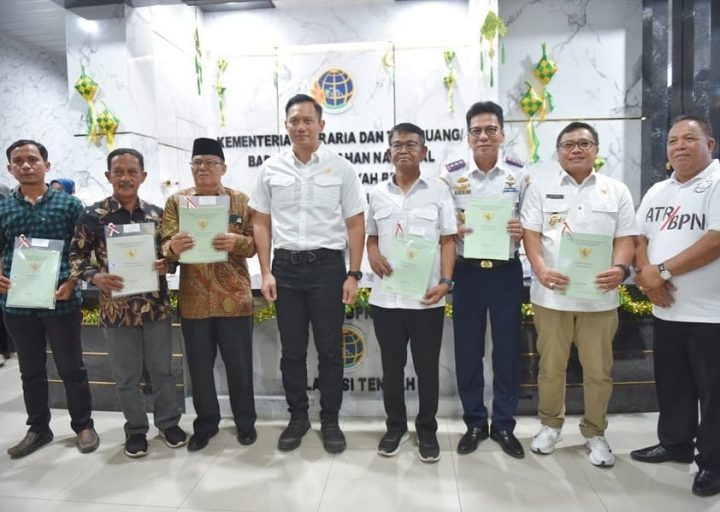 Menteri ATR/BPN Serahkan Sertifikat Tanah Korban Bencana Alam Petobo Didampingi Gubernur dan Walikota Sulteng