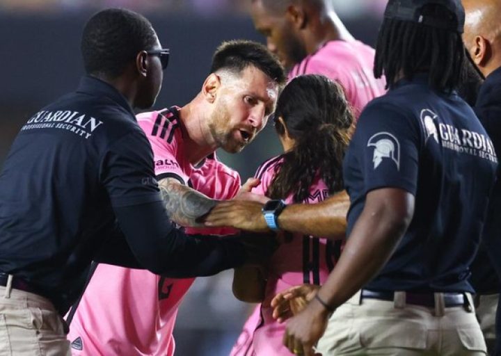 Sigap! Momen Messi Selamatkan Fans Wanita dari Sergapan Petugas