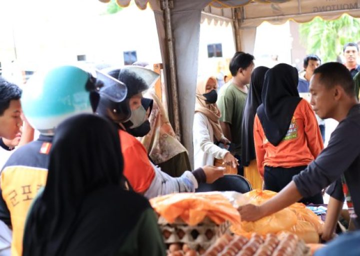 Antusias Warga Parigi Berburu Sembako di Pasar Murah Kejari Parimo