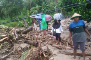 Sungai Desa Uevolo Meluap Akibatkan Jalur Trans Sulawesi Lumpuh