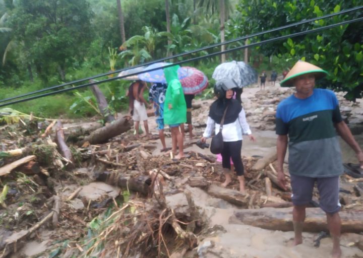 Sungai Desa Uevolo Meluap Akibatkan Jalur Trans Sulawesi Lumpuh
