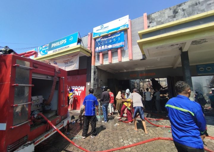 Dua Ruangan Ruko Amblas Dilahap “Si Jago Merah”