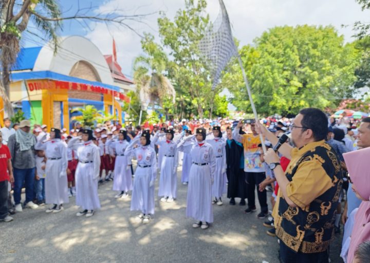 Pj Bupati Parimo Richard Arnaldo Melepas Lomba Gerak Jalan Dalam Rangka Hardiknas 2024