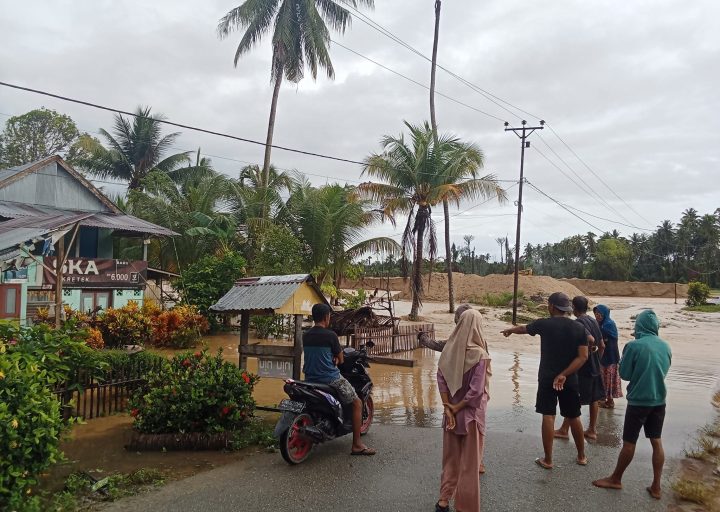 Luapan Air Sungai Desa Kayuboko Tutup Akses Penghubung Ke Desa Air Panas