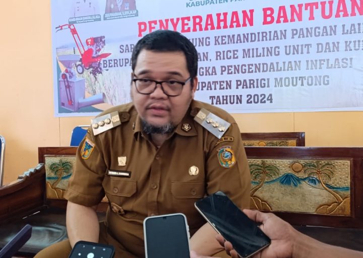 Pj Bupati Richard Serahkan Bantuan Alat Pertanian Pada Kelompok Tani Kab.Parigi Moutong