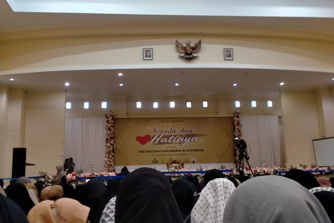 Para peserta Tabligh Akbar Ustadzah Halimah Alaydrus, yang sudah memenuhi bagian dalam auditorium Kantor Bupati Parigi Moutong, sebelum dimulai acara. / Foto : Ist.