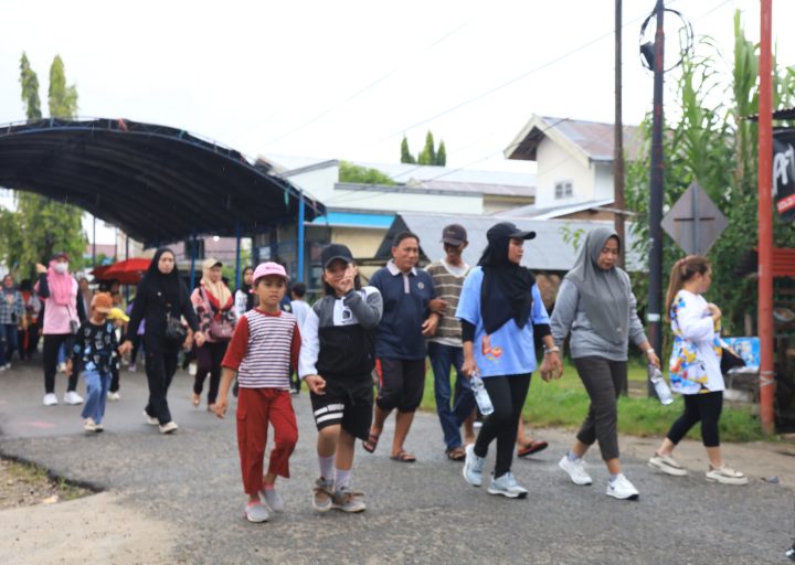 Meski Hujan, Masyarakat Parigi Antusias Ramaikan Funwalk Fest Sangganipa 2024