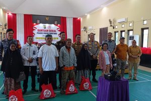 Penyerahan Paket Sembako Pada Lansia Penerima Bansos di Polres Parigi