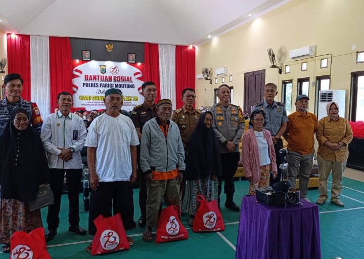 Penyerahan Paket Sembako Pada Lansia Penerima Bansos di Polres Parigi