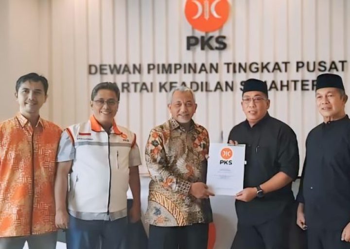 Siap Bertarung! Bapaslon Nizar-Ardi Resmi Kantongi SK Rekomendasi Partai Keadilan Sejahtera.