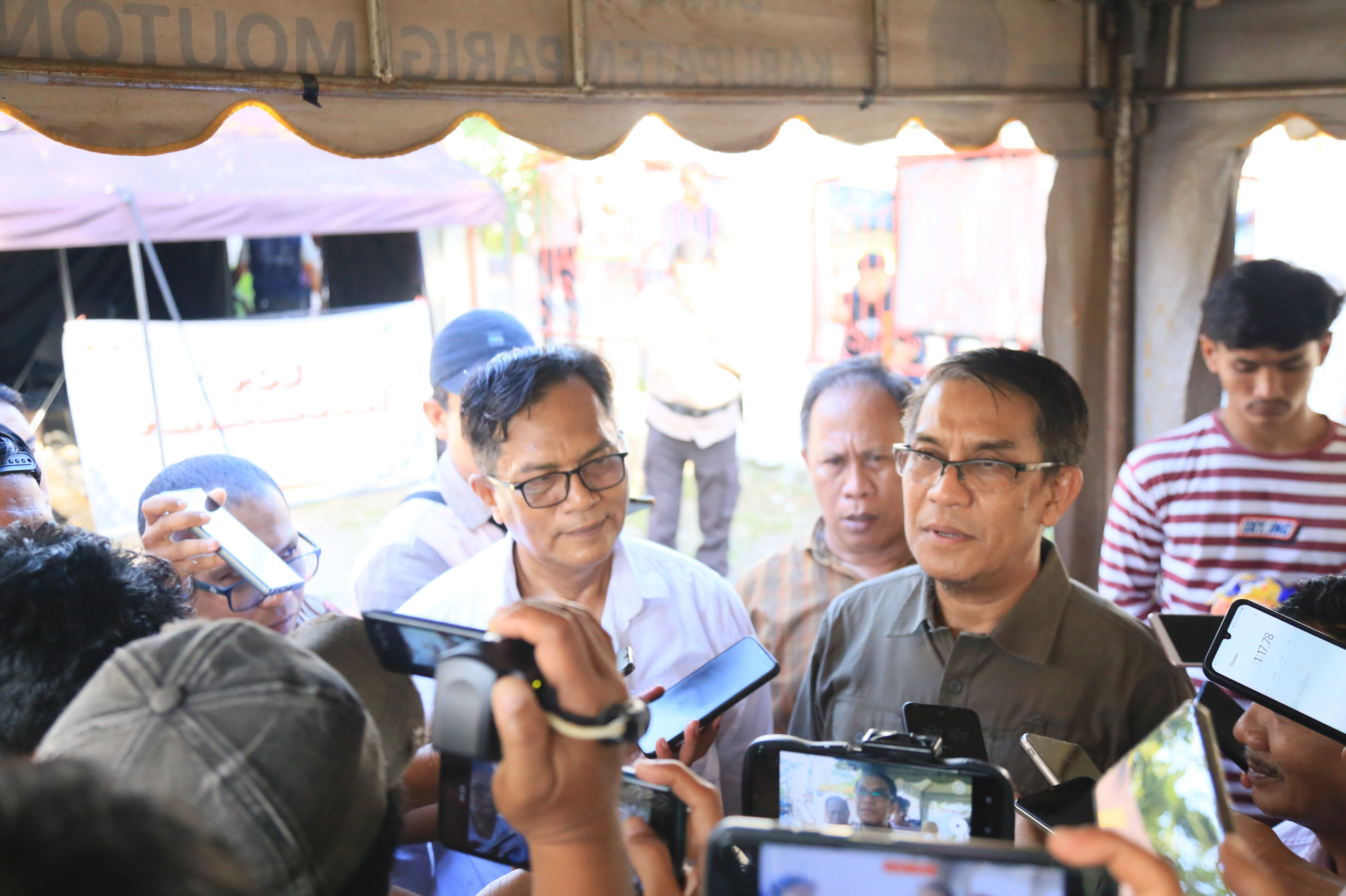 H. Amrullah Almahdaly bersama Kuasa Hukum Amerullah, SH, saat memberikan keterangan soal putusan sidang musyawarah sengketa bapaslon Amrullah - Ibrahim kepada Wartawan. (Foto: Mulyawan F. Gaib/Encep)