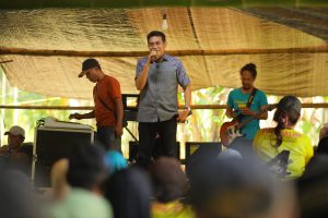 Unjuk Kebolehan Dalam Bermusik, H Erwin Burase Tampil Bak Penyanyi Rock 90-an