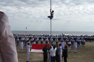 Kisah Joni Si Pemanjat Tiang Bendera Berbuah Manis