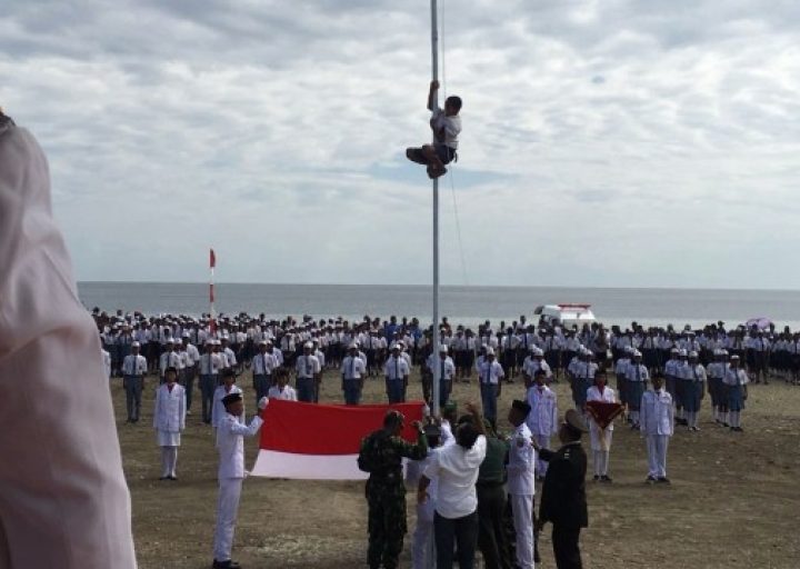 Kisah Joni Si Pemanjat Tiang Bendera Berbuah Manis