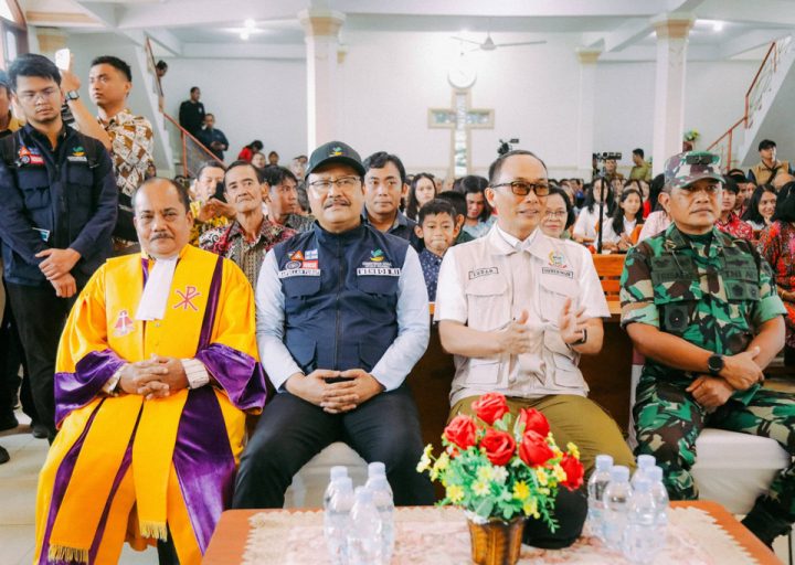 Natal, Gus Ipul Berbagi Kasih untuk Korban Banjir Makassar dari Gereja