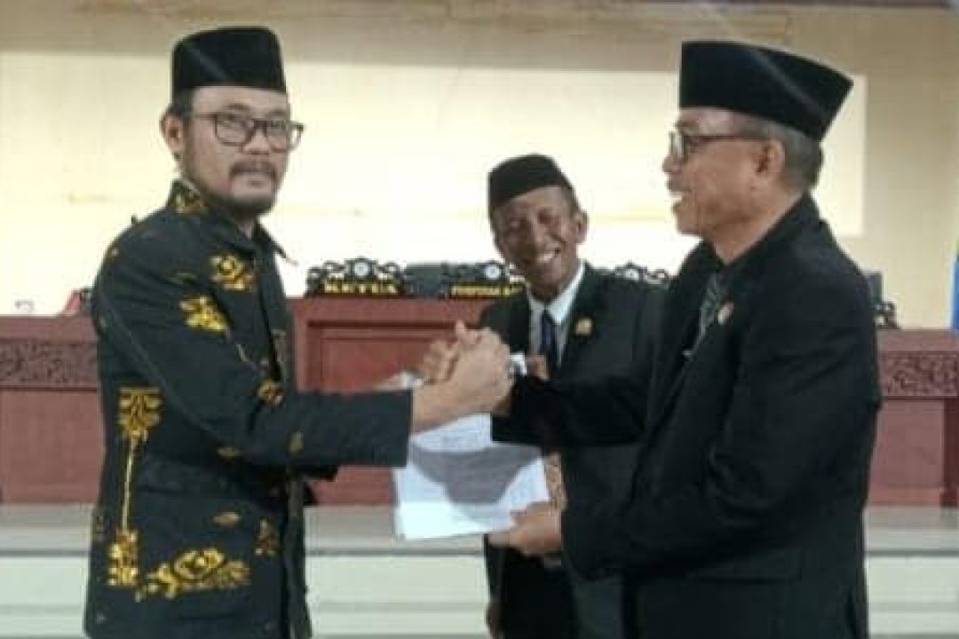 Mungkin gambar 3 orang dan mimbar
