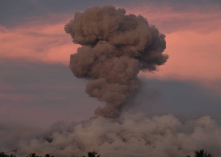 Gunung Ibu di Halmahera Erupsi, Luncurkan Kolom Abu Setinggi 4 Km