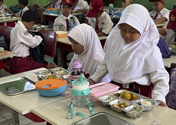Jubir Istana: Makan Bergizi Gratis Juga Dibagikan ke Sekolah Swasta-Pesantren