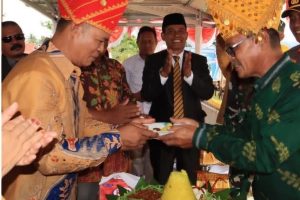 Staf Ahli Bidang Pemerintahan Hukum dan Politik Kabupaten Parigi Moutong Pimpin Upacara HUT ke-17 Kecamatan Siniu