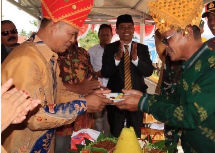 Staf Ahli Bidang Pemerintahan Hukum dan Politik Kabupaten Parigi Moutong Pimpin Upacara HUT ke-17 Kecamatan Siniu