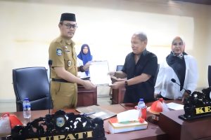 Sekda Zulfinasran Hadiri Rapurna DPRD Parimo  dan Terima Hasil Laporan Pansus Anggota DPRD Pada Masa Sidang II Tahun 2025