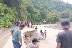 Warga Korban Banjir di Palasa Krisis Air Bersih dan Peralatan Masak