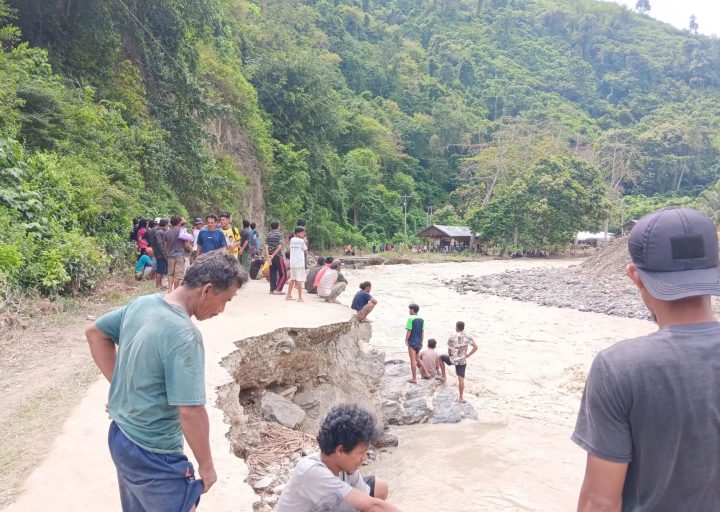 Warga Korban Banjir di Palasa Krisis Air Bersih dan Peralatan Masak