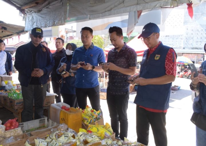 Jelang Idul Fitri, Disperindag dan Polda Sulteng Sidak Harga Bahan Pokok di Pasar Manonda dan Gudang Alfamidi
