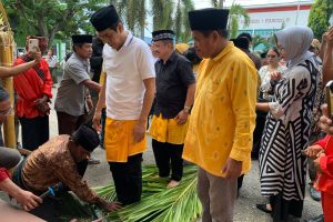 Disambut Tarian Meaju, Bupati dan Wabup Parigi Moutong Jalani Prosesi Adat di Rumah Jabatan