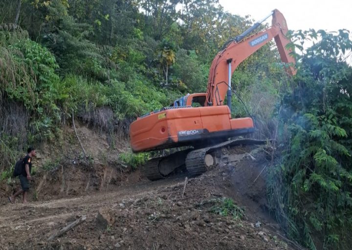 Wujud Komitmen Politik, Pemkab Parimo Buka Akses Jalan di Tinombo