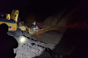 Longsor Timbun Kendaraan di Jalur Kebun Kopi KM 8, Evakuasi Masih Berlangsung
