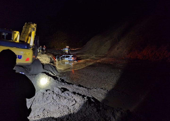 Longsor Timbun Kendaraan di Jalur Kebun Kopi KM 8, Evakuasi Masih Berlangsung