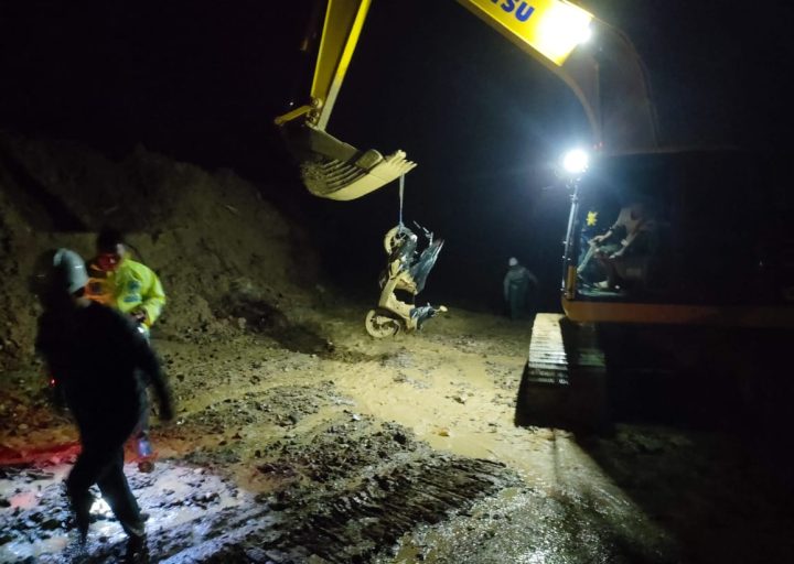 Hujan Deras Picu Longsor di KM 8 Kebun Kopi, Lalu Lintas Lumpuh Total