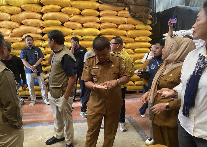 Bapanas Pastikan Kualitas Beras Bantuan di Parigi Moutong, Direktur Tinjau Langsung Gudang Bulog Tolai