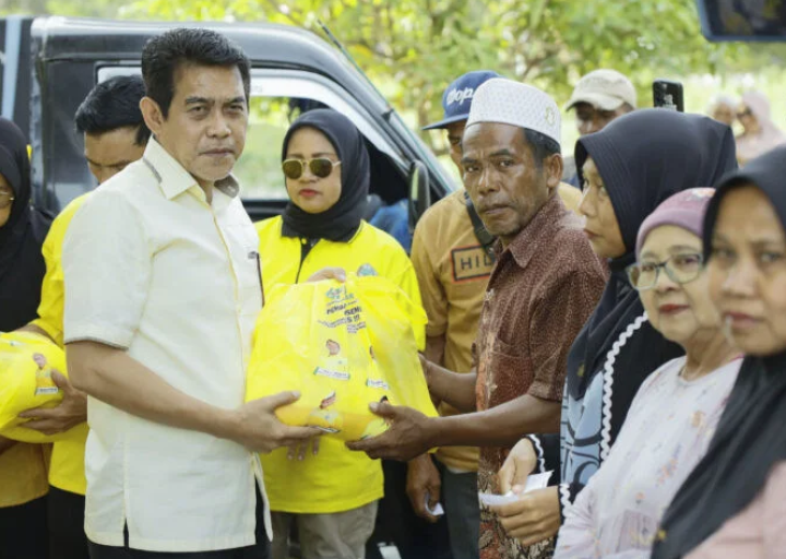 Erwin Burase Pimpin Pembagian 500 Paket Sembako untuk Warga Parigi Moutong