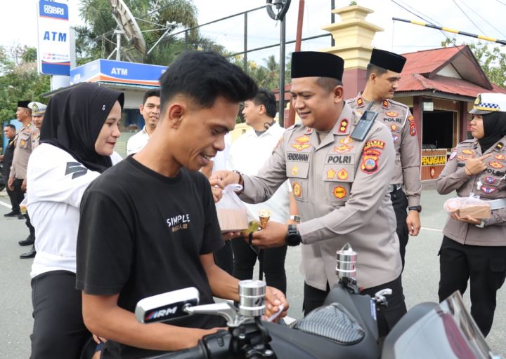 Kapolres Parigi Moutong Pimpin Kegiatan Berbagi Takjil di Desa Pangi