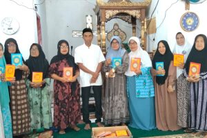 Dukung Kegiatan Majelis Taklim, Rachmat Syah Tawainella Salurkan Buku Barzanji