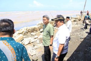 Tinjau Abrasi di Desa Sidoan, Wabup Abdul Sahid Akan Koordinasi dengan Pemprov Sulteng