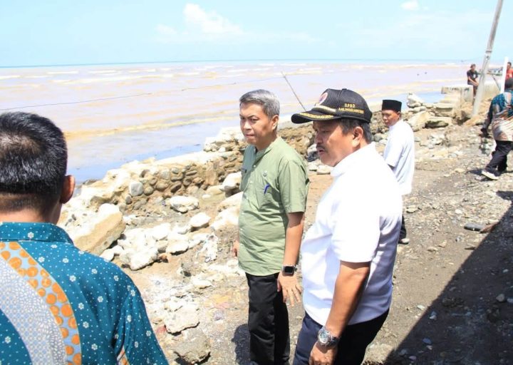 Tinjau Abrasi di Desa Sidoan, Wabup Abdul Sahid Akan Koordinasi dengan Pemprov Sulteng