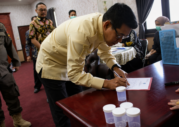 Dari Ruang Kerja Bupati, Pimpinan Parigi Moutong Tunjukkan Transparansi dalam Pemeriksaan Narkoba